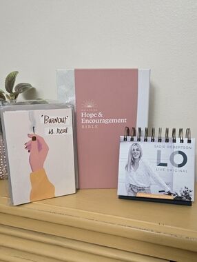 Bible Bundle * NLT Hope & Encouragement Bible * 8 Struggle Bus Cards * Calendar